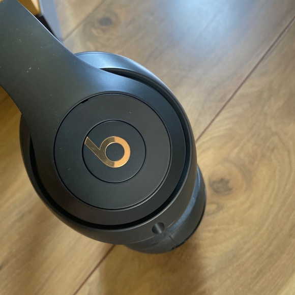 Beats by Dre Over-Ear Headphones - Black and Gold - Picture 8 of 16